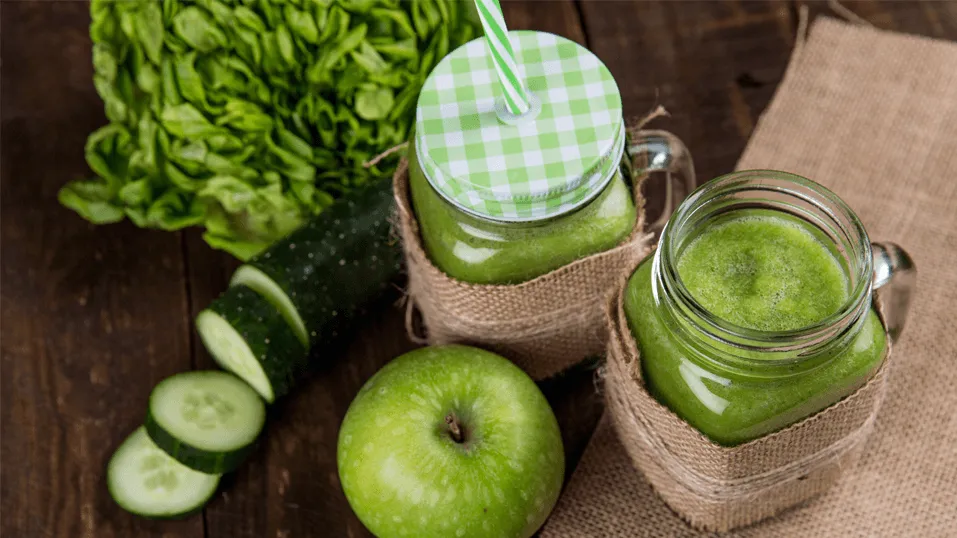Zielone jabłko i smoothie z zielonych owoców